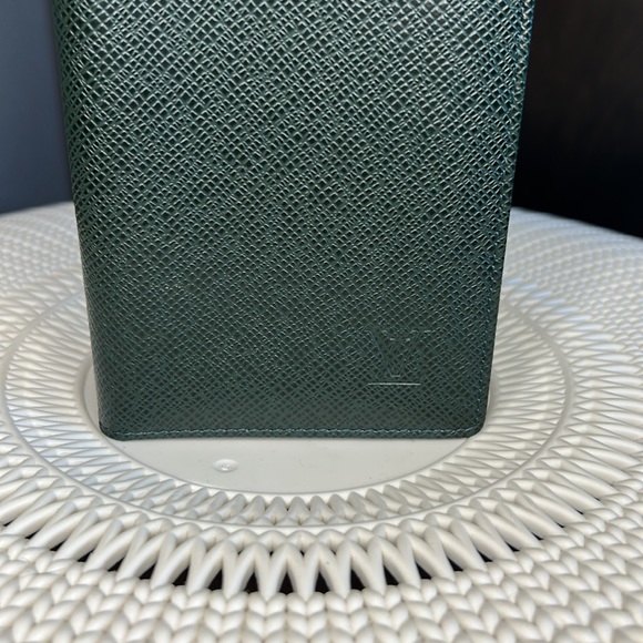 Louis Vuitton Taiga Porte-Chequier Cartes Credit Wallet - Picture 2 of 11